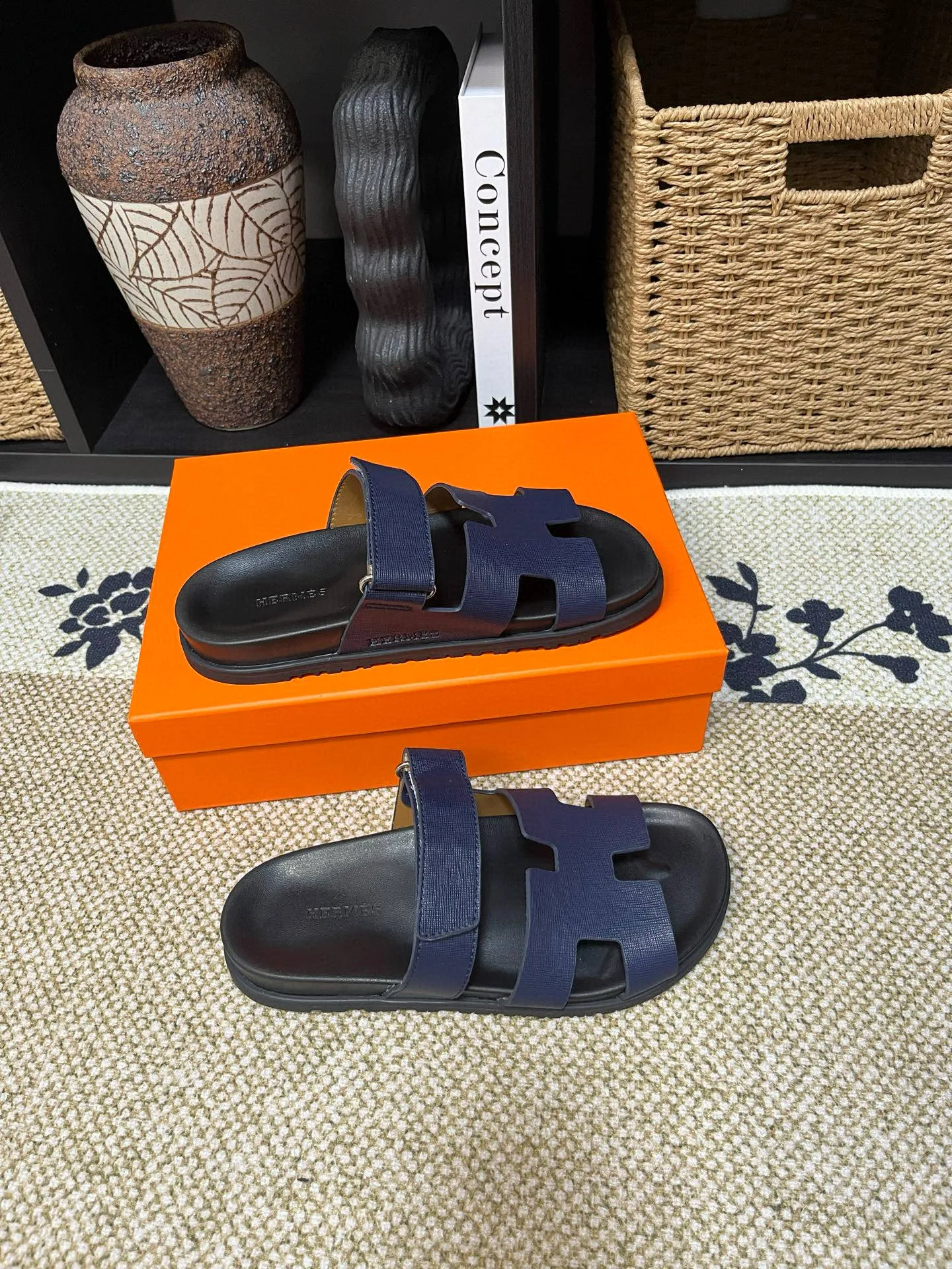 P300 Long-term stock Hermes men’s Kazimir slippers for couples - top quality woven calfskin functional sandals with intertwined uppers inspired by the “H” iconic pattern to create a casual look, perfect for summer. Imported cowhide + cowhide lining + TUP outsole Size: 35-46